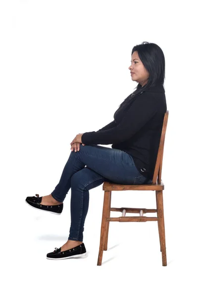 Retrato Una Mujer Sentada Una Silla Fondo Blanco Piernas Cruzadas — Foto de Stock