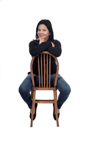 白い背景の椅子に座っている女性の肖像画です — ストック写真