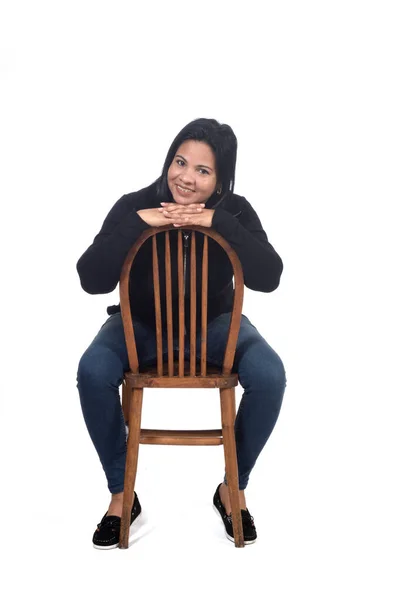 Portrét Ženy Sedící Židli Bílém Pozadí Ruka Boku — Stock fotografie