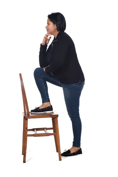 Mujer Jugando Con Una Silla Fondo Blanco Perfil Manos Barbilla — Foto de Stock