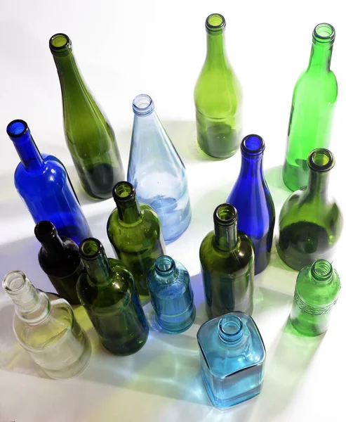 Ovanifrån Grupp Flaskor Utspridda Vit Bakgrund — Stockfoto