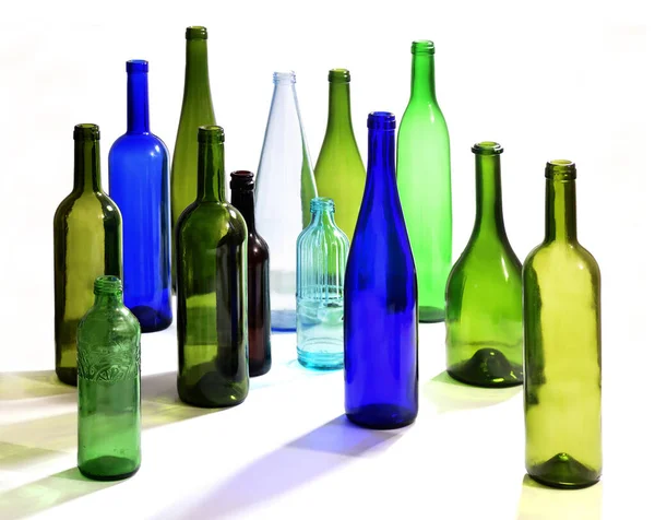 Grupp Flaskor Utspridda Vit Bakgrund — Stockfoto