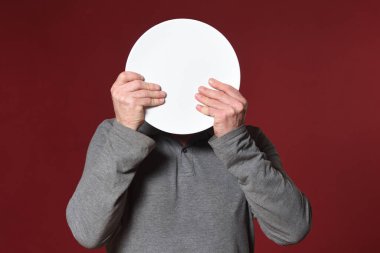 Yüzünü kırmızı arka planda bir plakayla örtün.