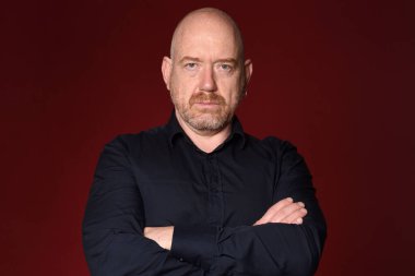 Erkek portresi ciddi ifade kırmızı arkaplan