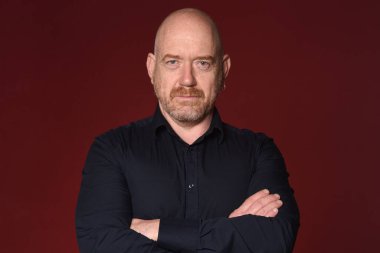 Kırmızıda geçmiş bir adamın portresi.