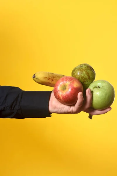 Mão Segurando Grupo Frutas Fundo Amarelo — Fotografia de Stock