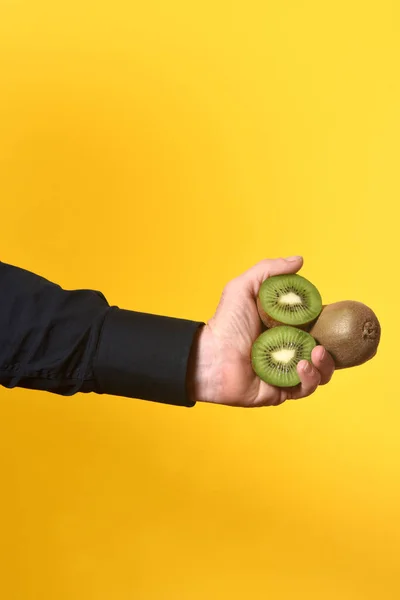 Mão Segurando Grupo Kiwis Fundo Amarelo — Fotografia de Stock