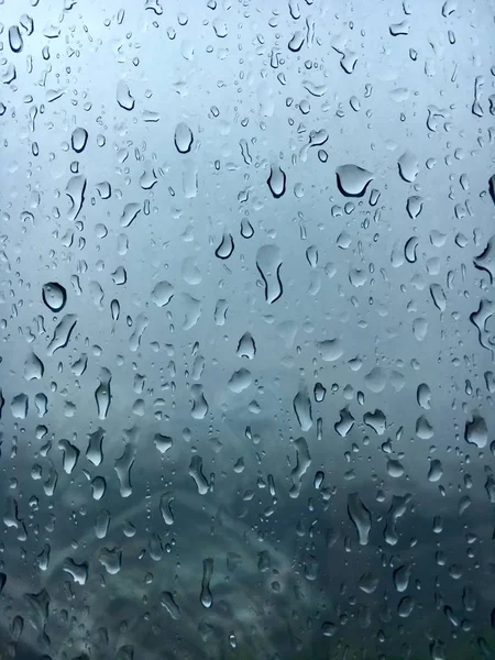 Regentropfen neben Glasfenstern — Stockfoto