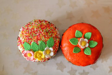Paskalya pastası, geleneksel Kulich, Paska kutlama fotoğrafı için hazır. yazı için turuncu Paska Ekmek Alanı