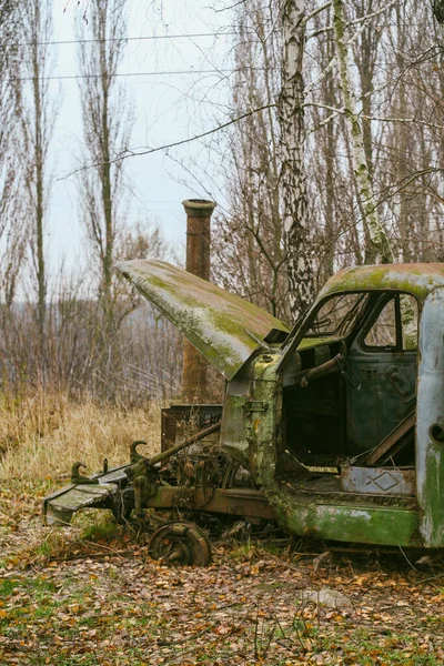 Starý náklaďák. opuštěné auto. rezavé auto na pozadí žlutého listí — Stock fotografie