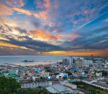 Pattaya, Tayland 'daki alacakaranlık saatindeki bina ve gökdelenler. Pattaya şehri deniz sporları ve gece hayatı eğlenceleriyle ünlüdür..