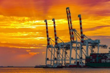 Vinçler ve endüstriyel kargo için arka plan bağlantı noktası için alacakaranlık gemi..