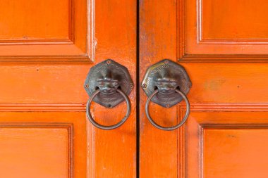 Lions'un kolları geleneksel Çince kapıya asmak.