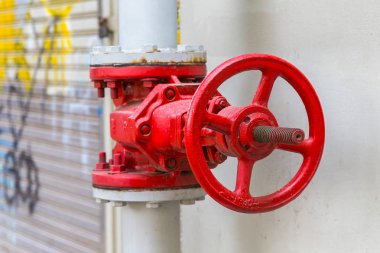 Burada boru ve vanadan otomotiv sektöründe yağmurlama sistemi. (Seçici odak)