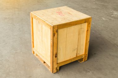 Kirli beton zemin üzerinde eski ahşap sandık