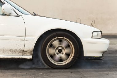 Yan lastik tükenmişlik hazırlık arabadan Drag Yarışı 