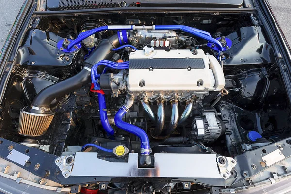 現代の車の強力なエンジン — ストック写真