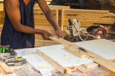 Kesme wood worksh adlı tablosunu kullanarak üst düzey erkek marangoz gördüm