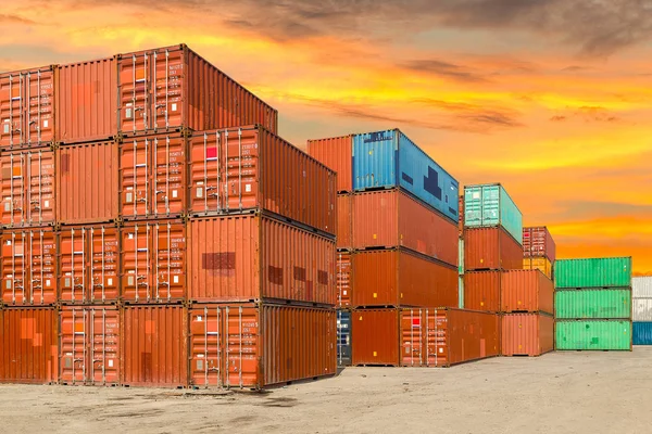 Складані кольорові вантажні контейнери над блакитним небом з хмарами — стокове фото