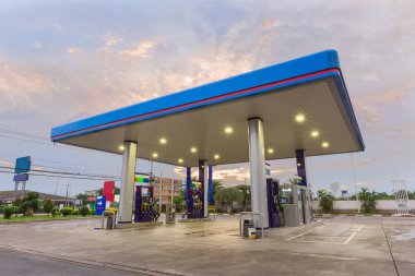 Gün batımında benzin istasyonu.