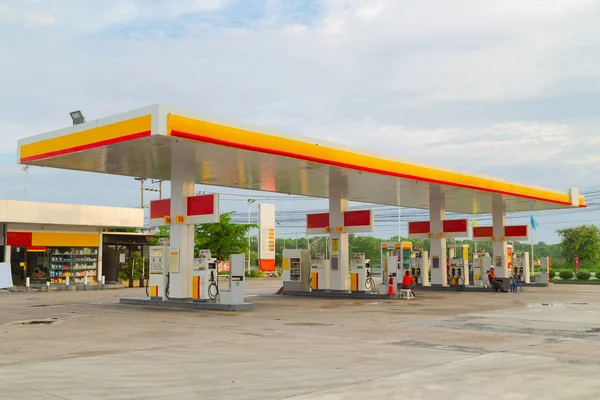 Benzinestation bij zonsondergang. — Stockfoto