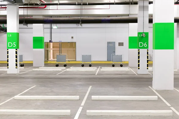 Parking Interior Del Garaje Luces Neón Edificio Industrial Oscuro Construcción —  Fotos de Stock