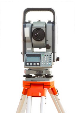 Anket ekipman teodolit bir tripod üzerinde. Beyaz arka plan üzerinde izole