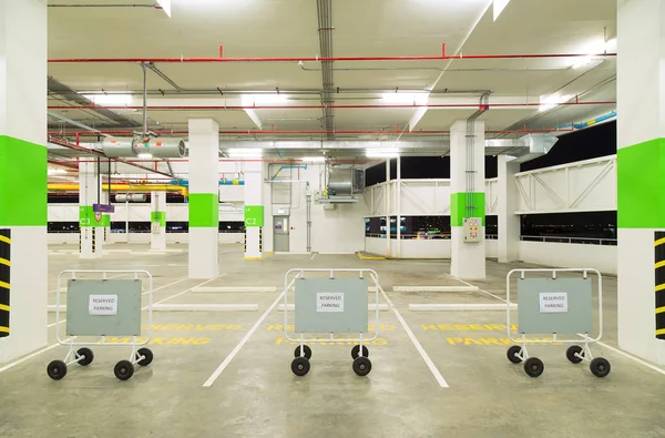 Estacionamento Reservado Para Mobilidade Para Pessoas Incapacitadas Endireitar Cor Amarela — Fotografia de Stock