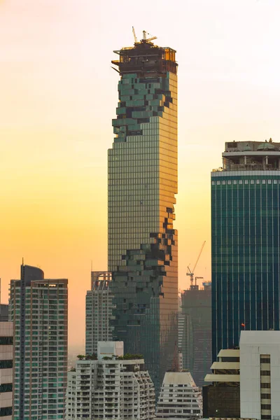 A légi felvétel a Bangkok belvárosában felhőkarcolók során naplemente. — Stock Fotó