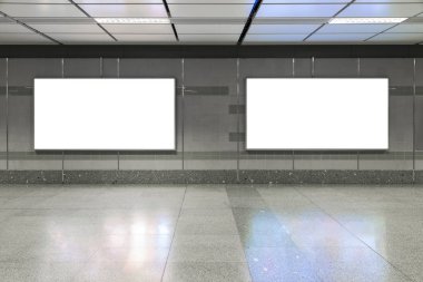 Metrodaki boş reklam panosu. Reklamınız için kullanışlı.