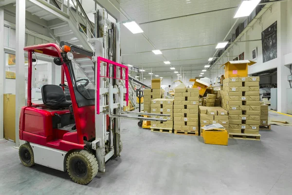 Forkliftlerle dolu modern bir depo. — Stok fotoğraf