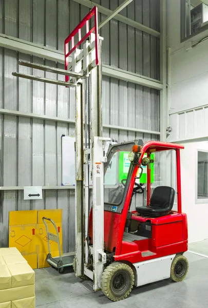 Forkliftlerle dolu modern bir depo.