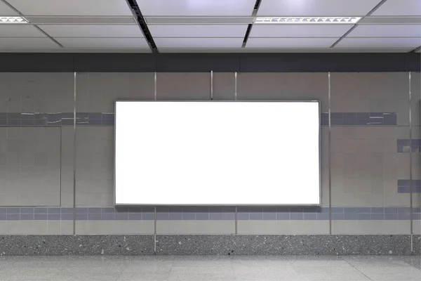Panneau d'affichage vide dans le métro. Utile pour votre publicité. — Photo