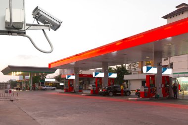 Kapalı devre televizyon kamerası benzin istasyonunu izliyor..