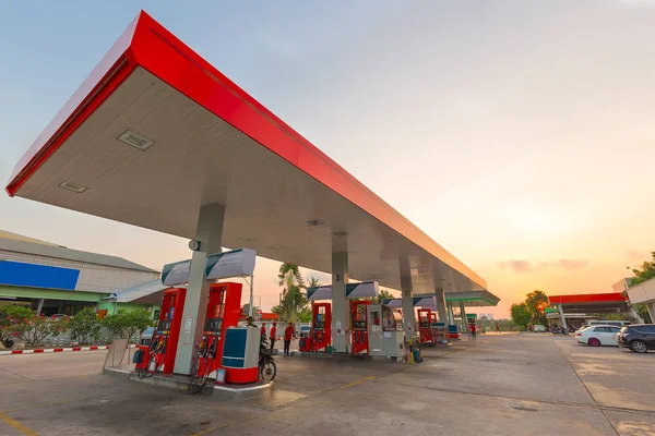 Benzinestation bij zonsondergang. — Stockfoto