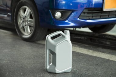 Motor yağı yağ değişimi bakım onarım servis istasyonu hazırlama