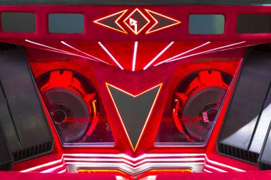 Amplifikatör sözcü ve lcd ekran ile güçlü bir ses sistemi