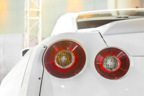 흰색 스포츠 자동차의 후방 빛에 대 한 상세. — 스톡 사진