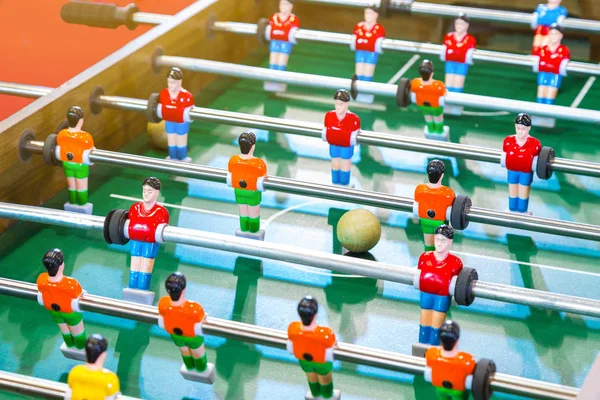 Futebol de mesa ou jogo de chute de futebol com figuras de jogador . — Fotografia de Stock