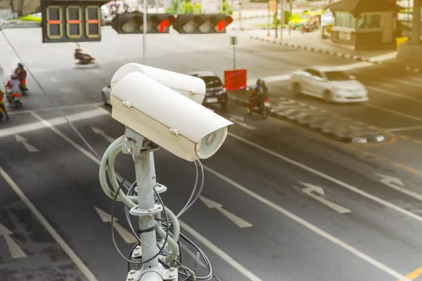 Cámara de seguridad CCTV o vigilancia Operando en la carretera de tráfico a — Foto de Stock
