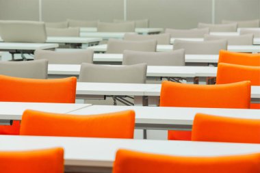 Konferans salonu tabloları ile boş sandalye.