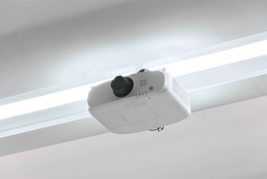 İçerideki tavan üzerinde beyaz bir projektör.
