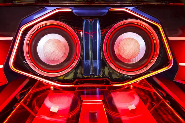 Amplifikatör sözcü ve lcd ekran ile güçlü bir ses sistemi