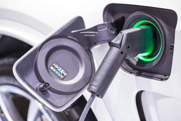 Chargement de voiture électrique sur le parking avec recharge de voiture électrique — Photo