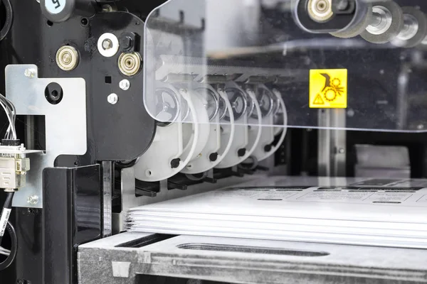 O equipamento para uma prensa em uma casa de impressão moderna — Fotografia de Stock