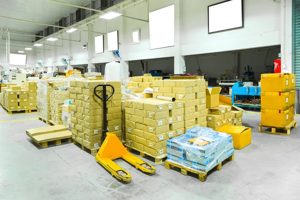 Interieur van een magazijn met handmatige vorkheftruck pallet stacker truc — Stockfoto