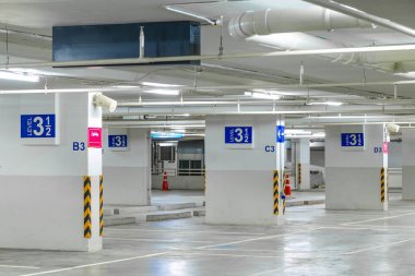Otopark levhası, otoparkın içinde 3. kat, karanlık endüstriyel binada neon ışıklar, modern kamu inşaatı.