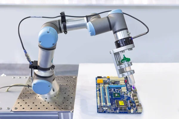 Robot industrial que instala un chip de ordenador en la línea de producción i —  Fotos de Stock
