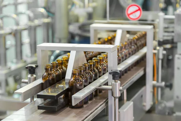 Frascos estériles en el transportador de línea de producción del farmaceu — Foto de Stock