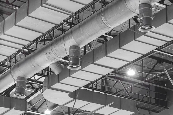 HVAC Duct Cleaning, tubos de ventilação em matéria de isolamento de prata — Fotografia de Stock